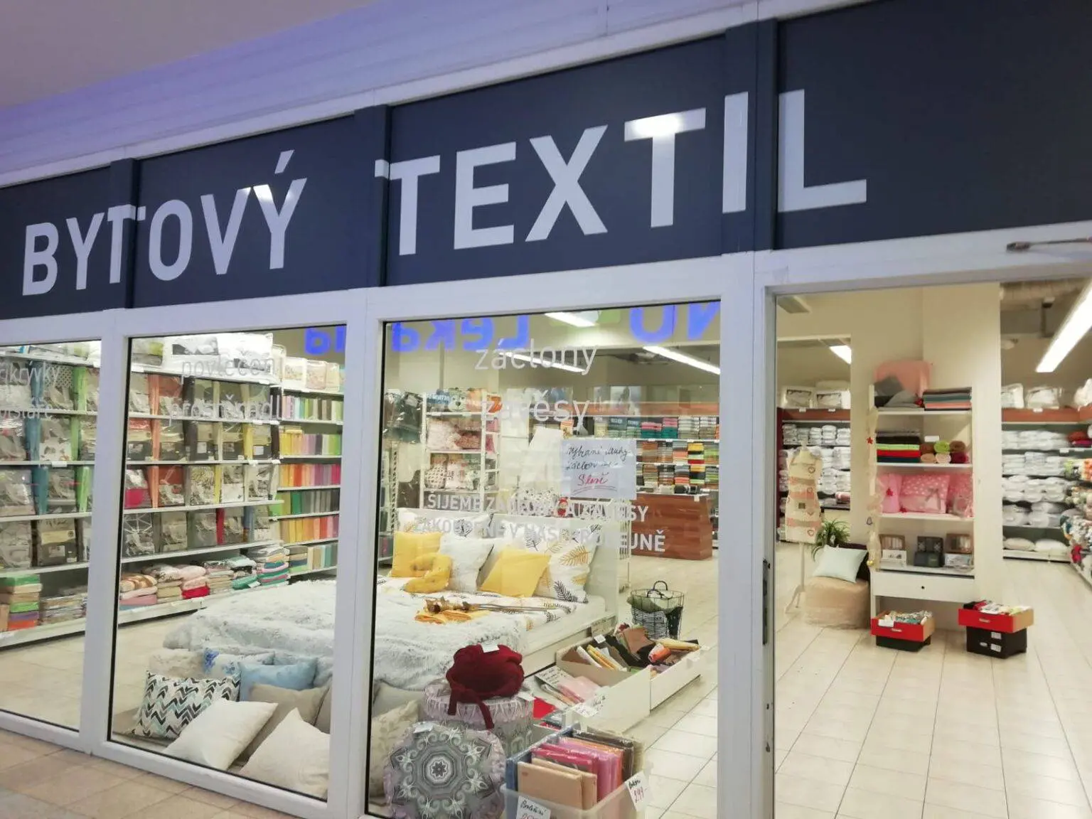 Fotka prodejny Bytový Textil Škodák - Břeclav nákupní centrum z venku.