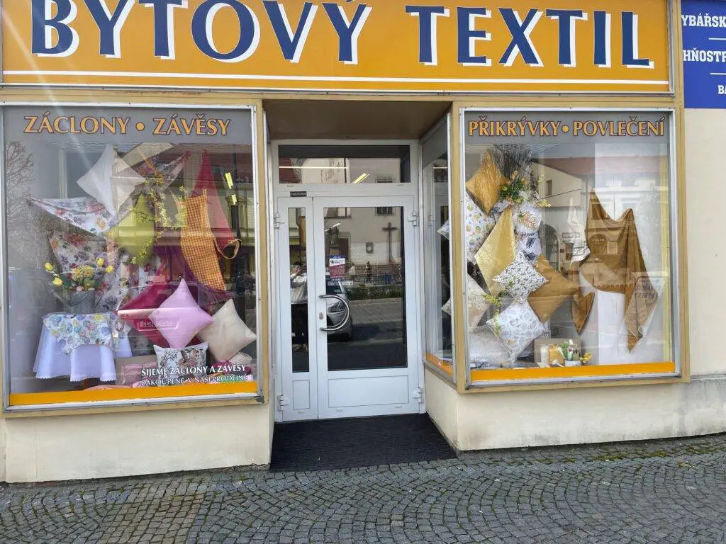 Kamenná Prodejna Bytového Textilu Škodák Kyjov pohled z venku