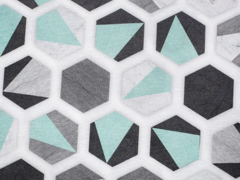 LONETA se vzorem mentolový hexagon metráž Škodák