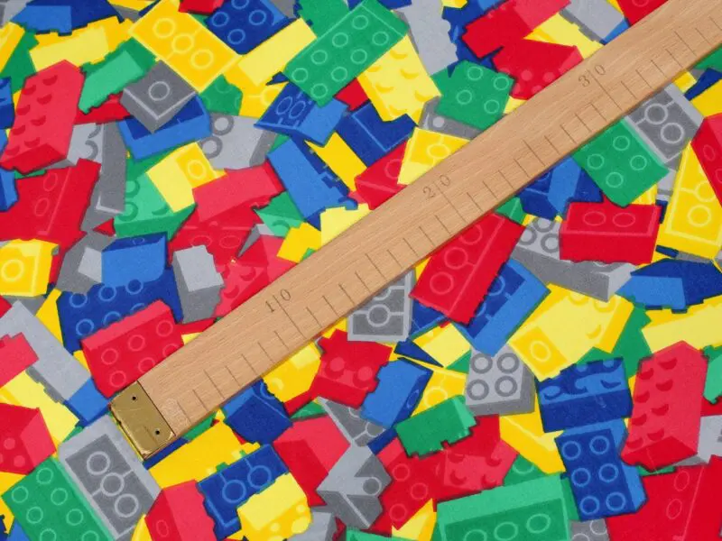 Bavlněná látka barevné lego metráž značky Škodák.