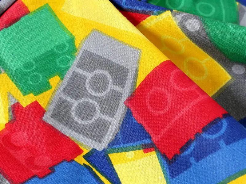 Bavlněná látka barevné lego metráž značky Škodák.
