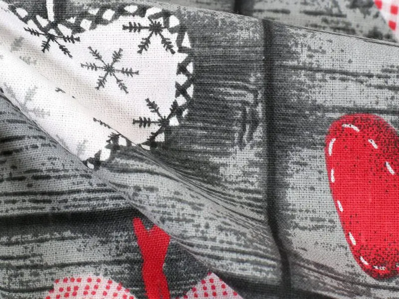 Bavlněná látka patchwork červená srdce metráž značky Škodák.