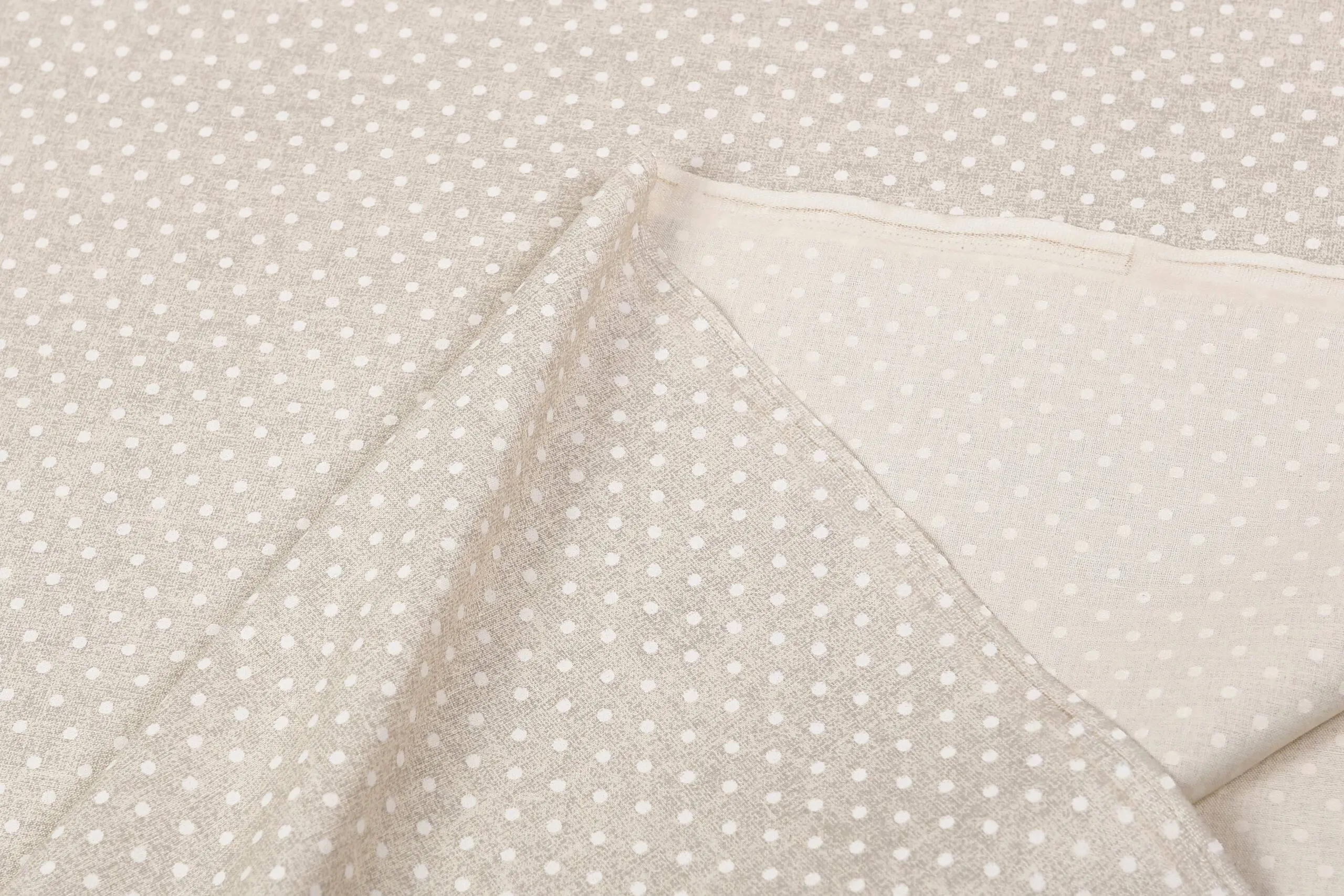 Bavlněná látka bílé puntíky na režné metráž značky Škodák.