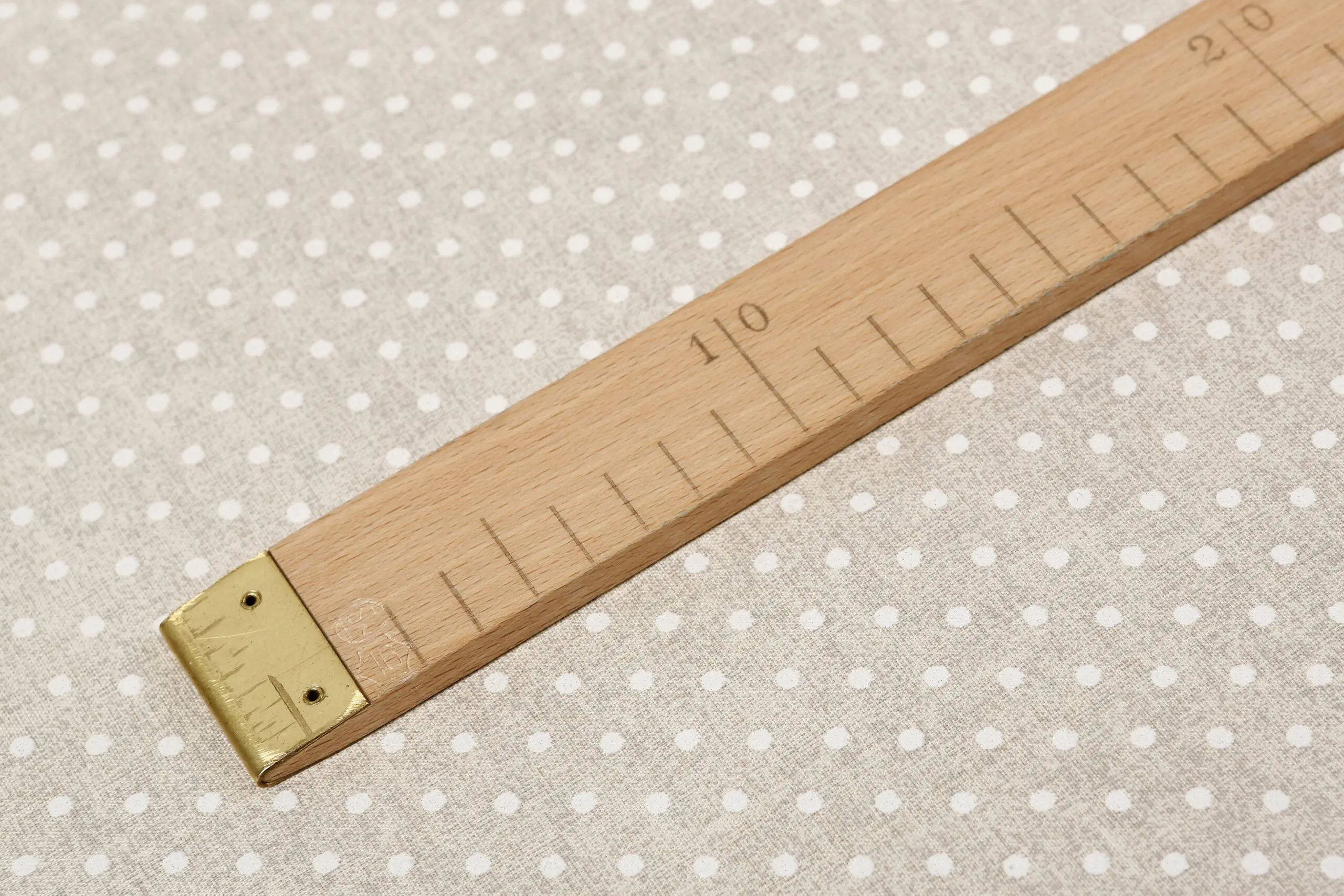 Bavlněná látka bílé puntíky na režné metráž značky Škodák.