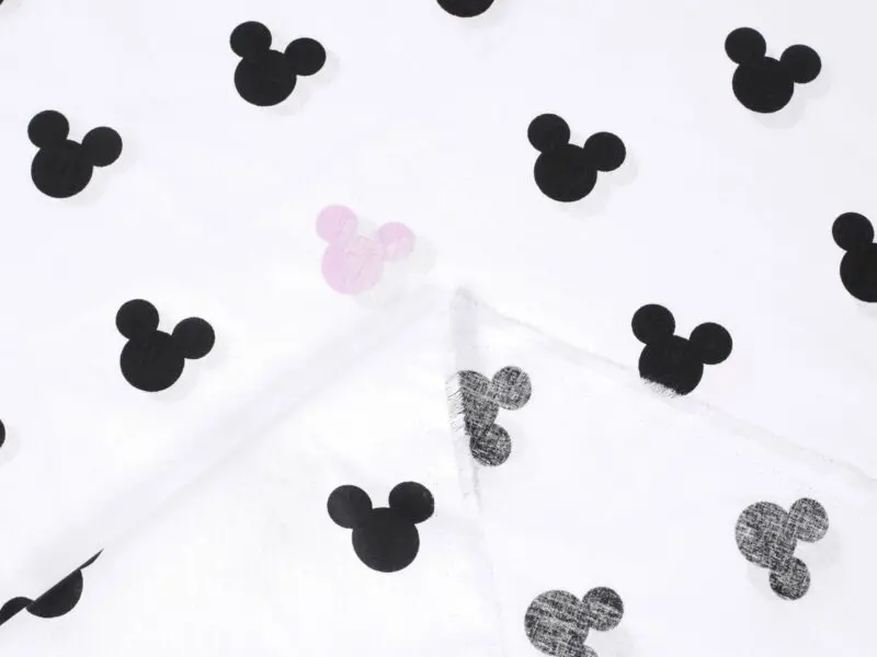 Bavlněná látka mickey mouse na světle růžové metráž značky Škodák.