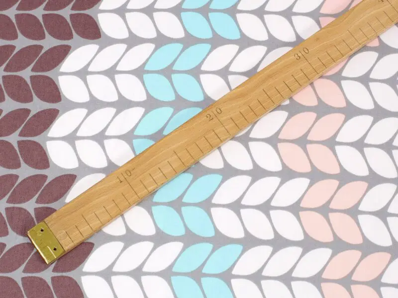 Bavlněný sáten geometrické lístečky metráž značky Škodák.