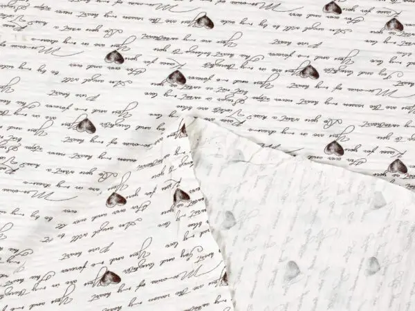 Krepová látka heart writing metráž značky Škodák.