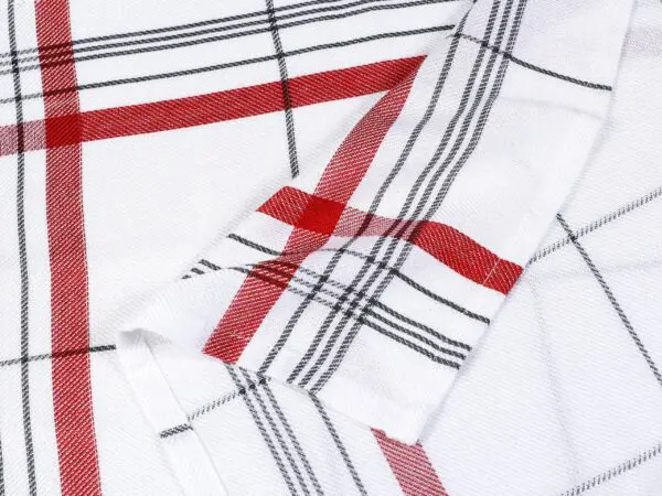 Bambusová utěrka s červenými proužky značky Škodák.