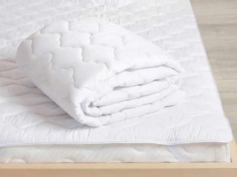 Prošívaný chránič matrace Comfort značky Škodák.