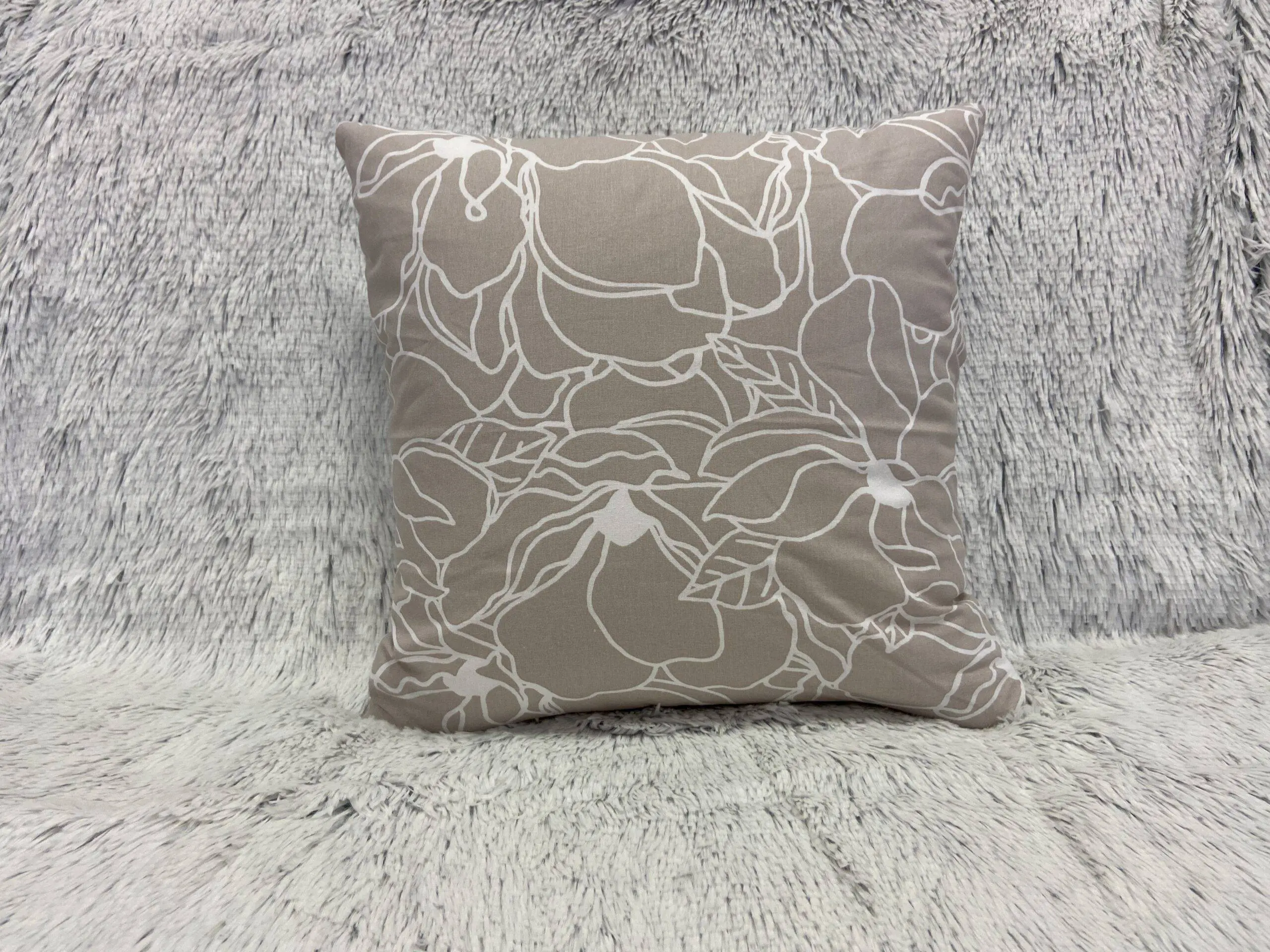 Bavlněný povlak na polštář květiny na hnědé značky Škodák.