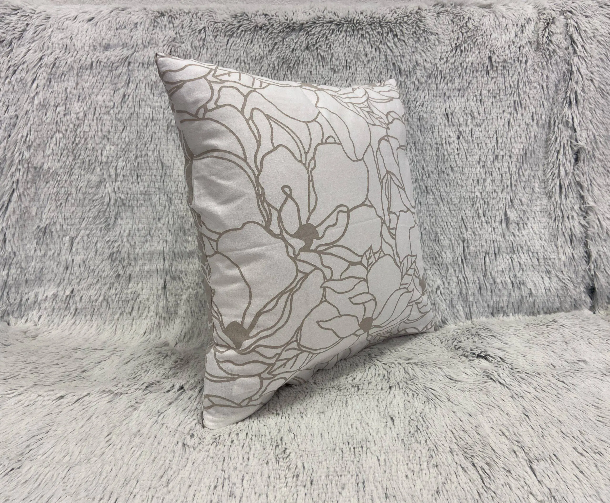 Bavlněný povlak na polštář květiny na hnědé značky Škodák.