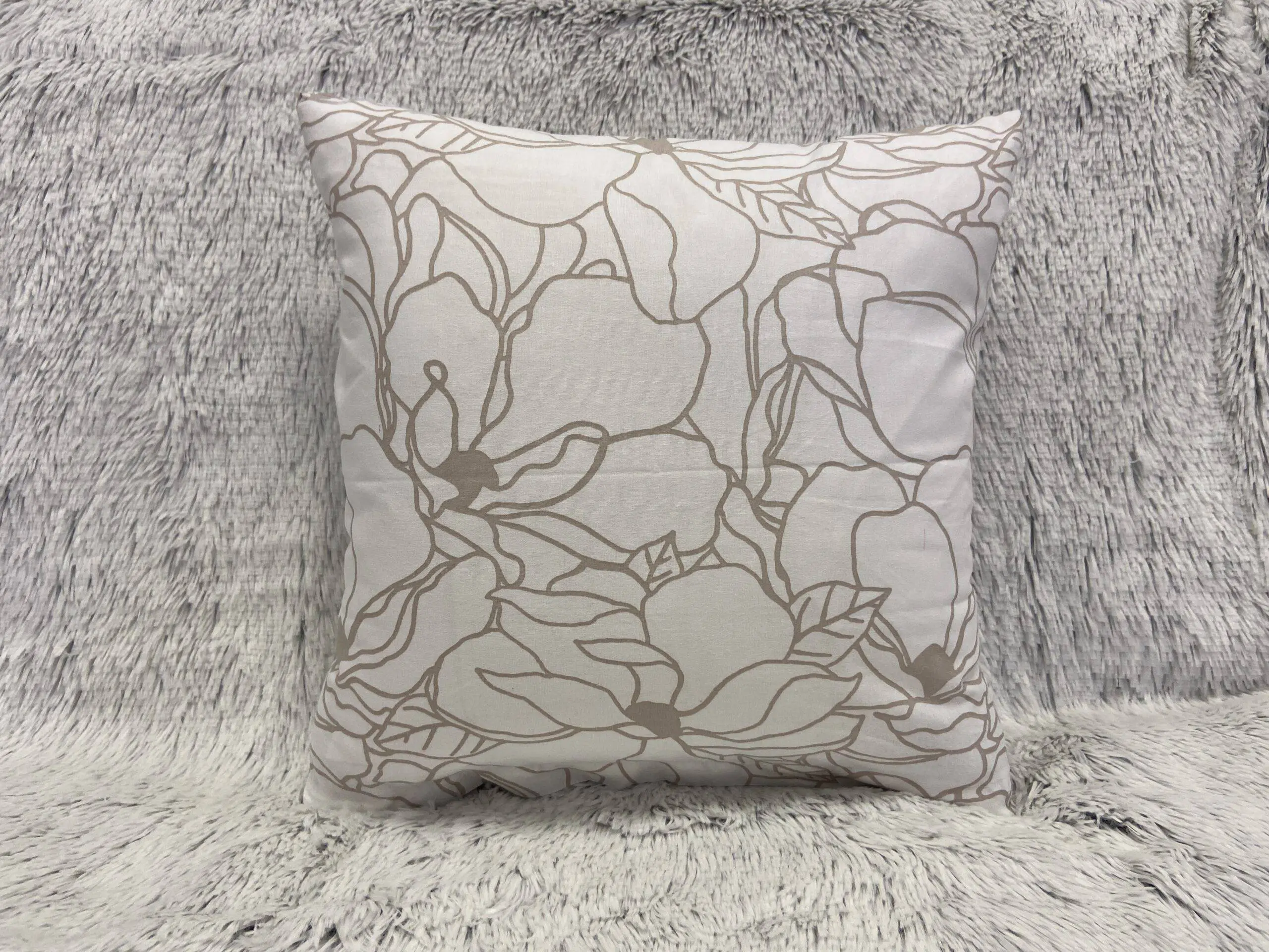 Bavlněný povlak na polštář květiny na hnědé značky Škodák.