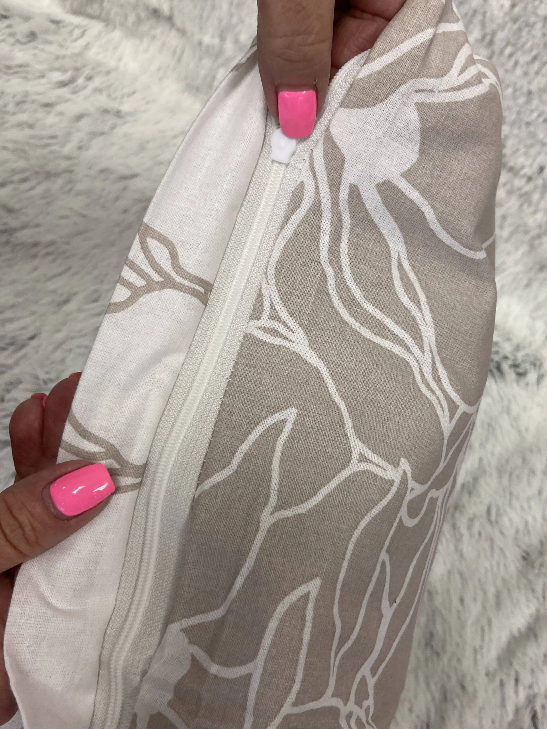 Bavlněný povlak na polštář květiny na hnědé značky Škodák.