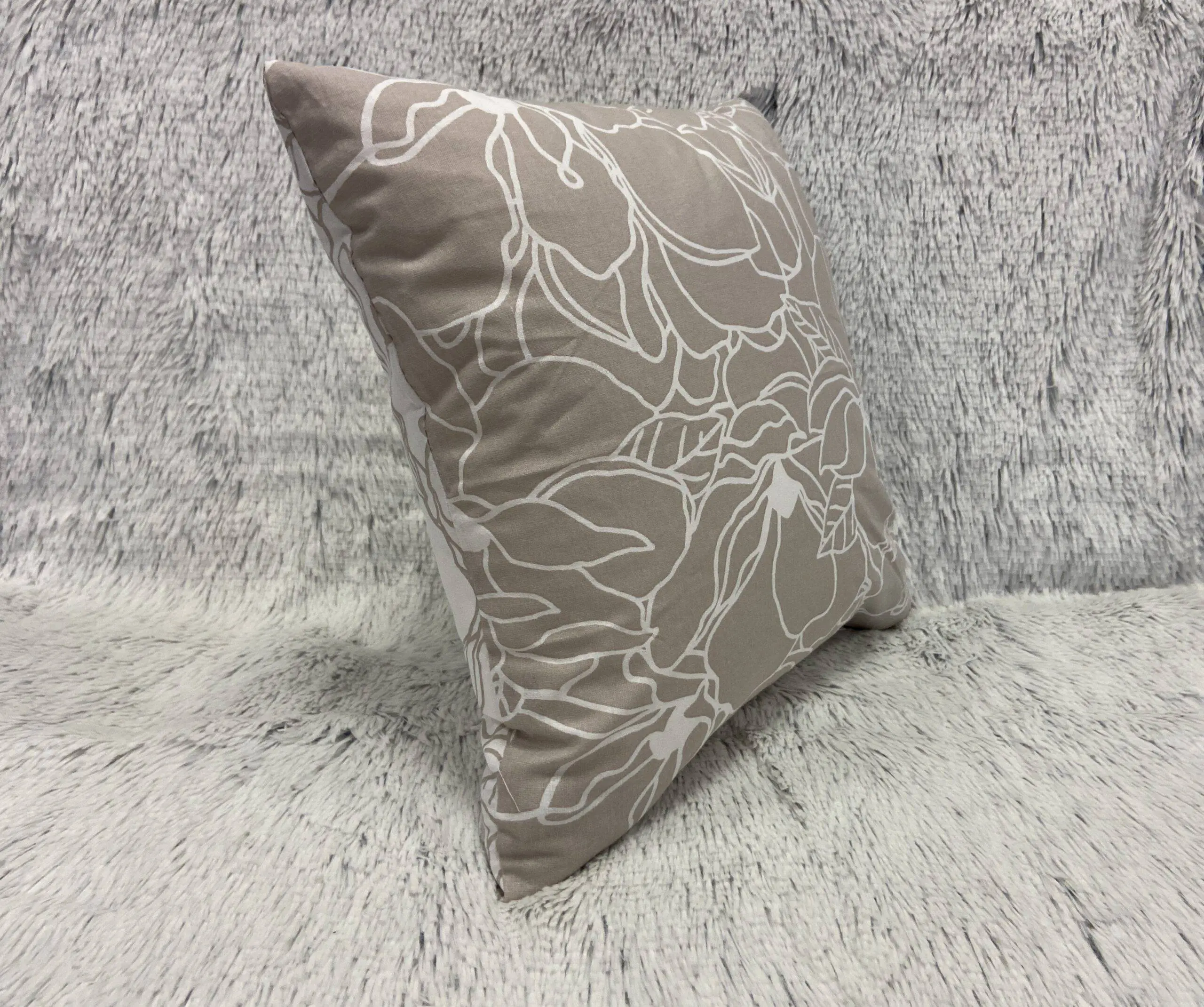 Bavlněný povlak na polštář květiny na hnědé značky Škodák.