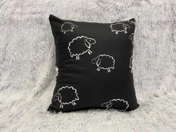 Bavlněný povlak na polštář ovečky na černé značky Škodák.