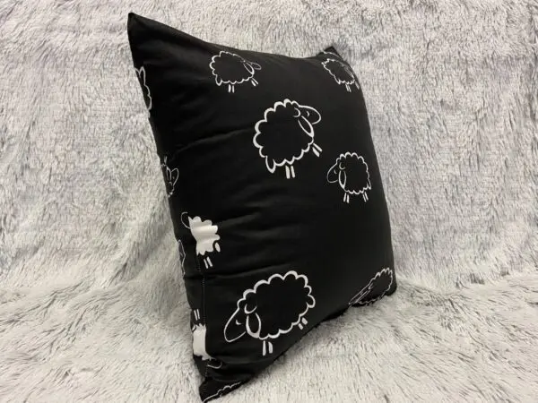 Bavlněný povlak na polštář ovečky na černé značky Škodák.