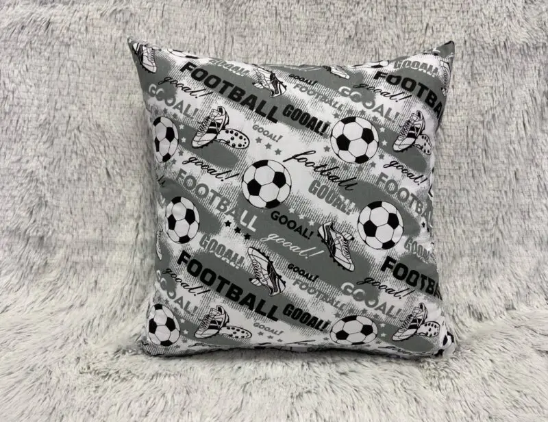 Bavlněný povlak na polštář fotbal šedý značky Škodák.