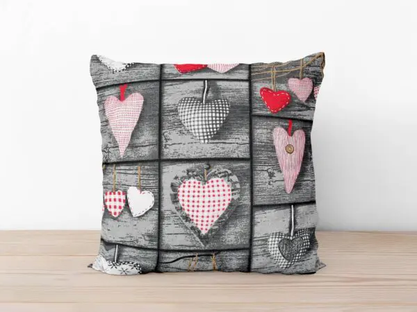 Bavlněný povlak na polštář srdce patchwork značky Škodák.