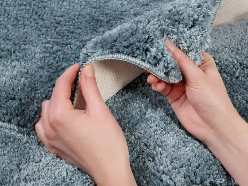 Dlouhochlupá koupelnová předložka / kobereček modrá značky Škodák