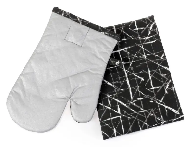 Set chňapka + utěrka Terra - bílé čáry na černé značky Škodák