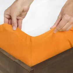 Froté dětské prostěradlo do postýlky oranžové značky Škodák.