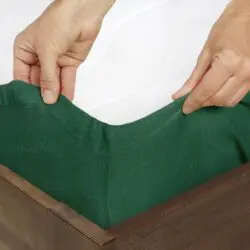 Froté dětské prostěradlo do postýlky tmavě zelené značky Škodák.