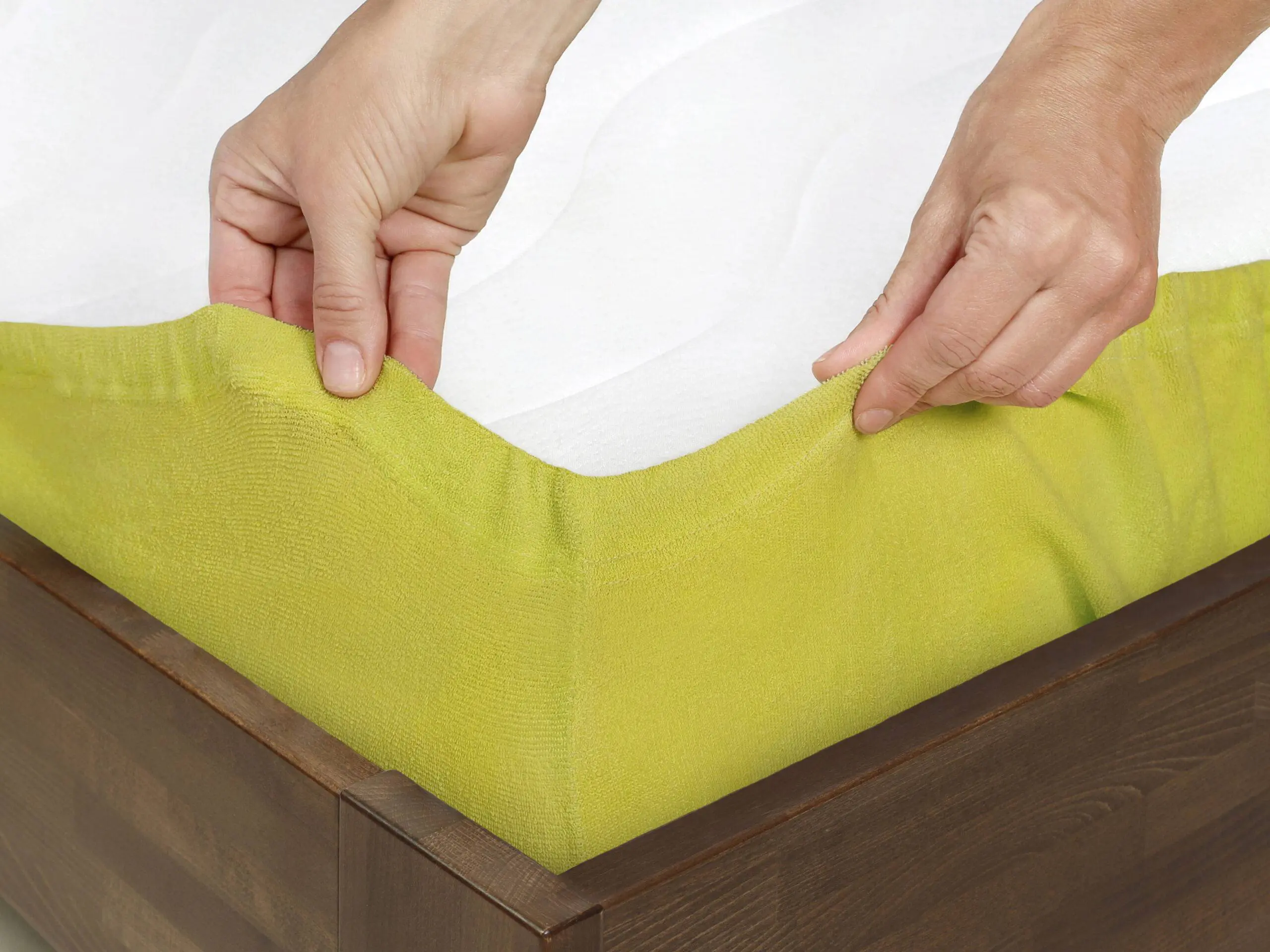 Froté dětské prostěradlo do postýlky žlutozelené značky Škodák.