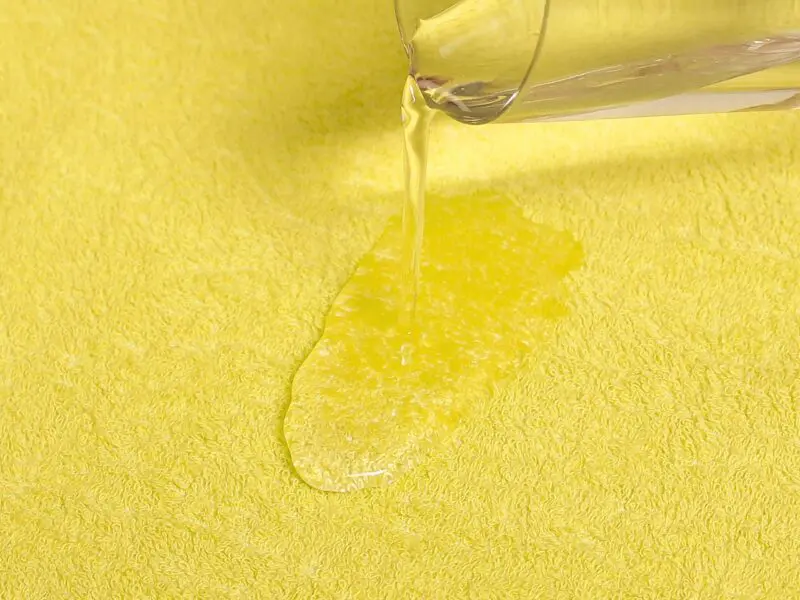 Nepropustné froté prostěradlo s napínací gumou světle žluté značky Škodák.