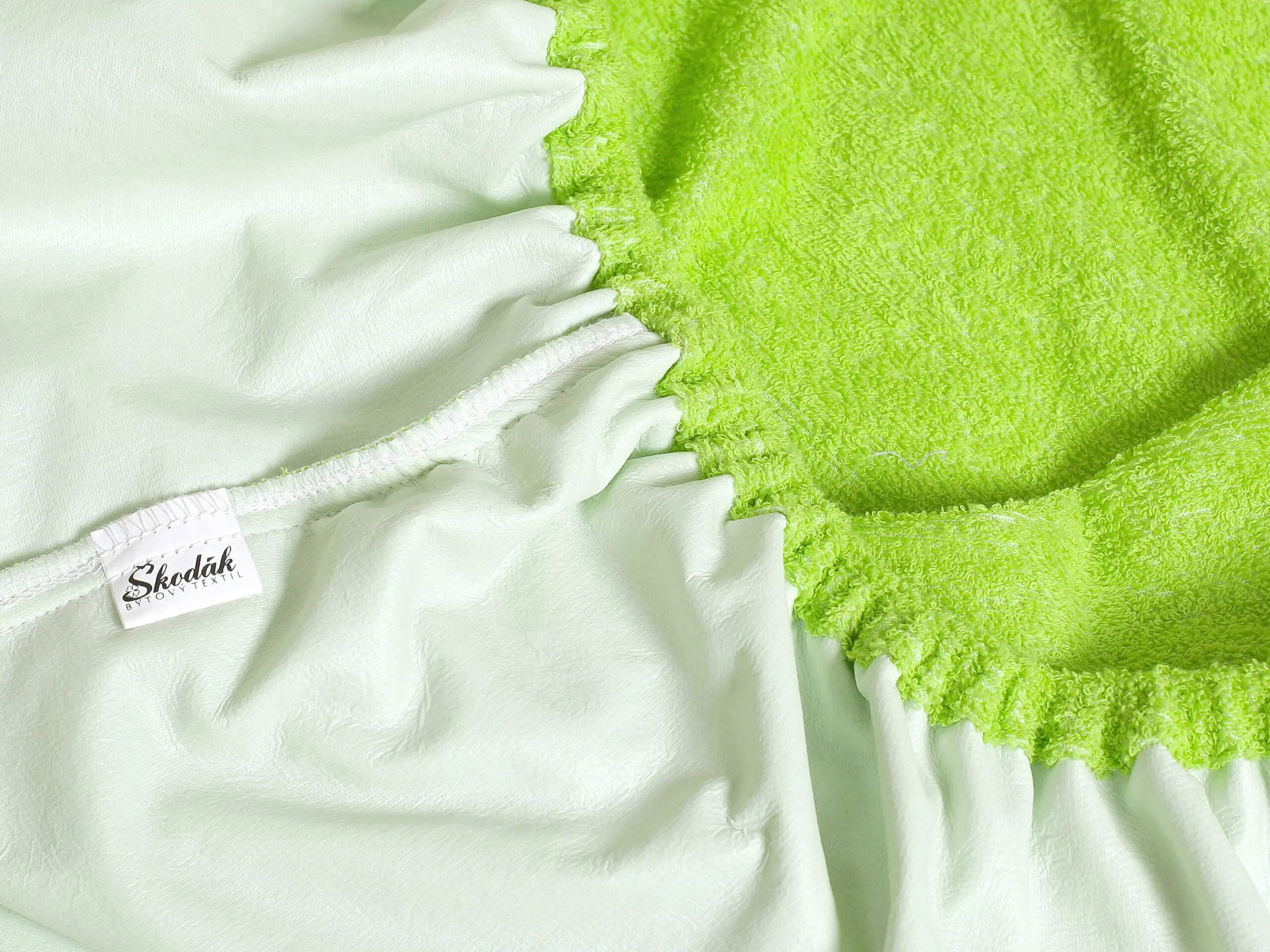 Nepropustné froté prostěradlo s napínací gumou zelené značky Škodák.