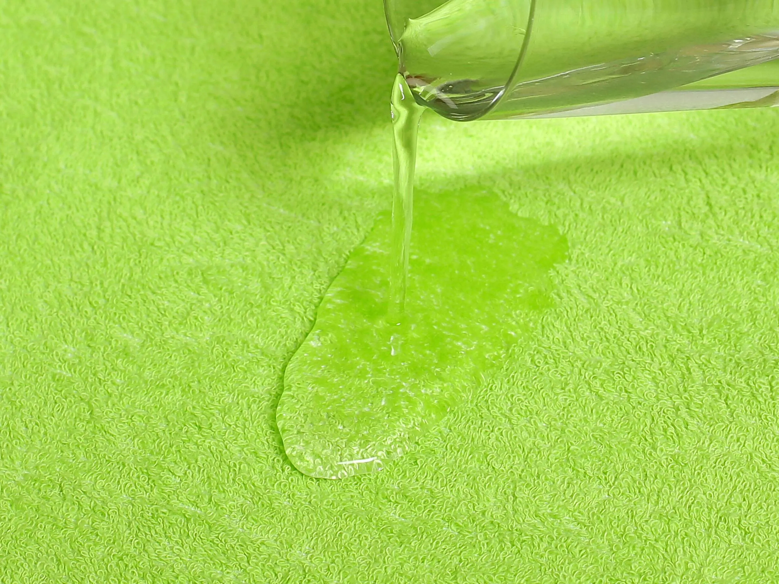 Nepropustné froté prostěradlo s napínací gumou zelené značky Škodák.