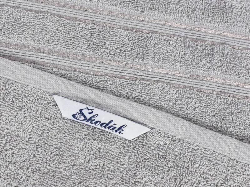 Froté ručník / osuška šedá - s dvojitým pruhem značky Škodák.