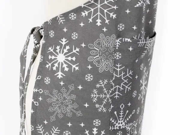 Zástěra TERRA vločky na šedé značky Škodák