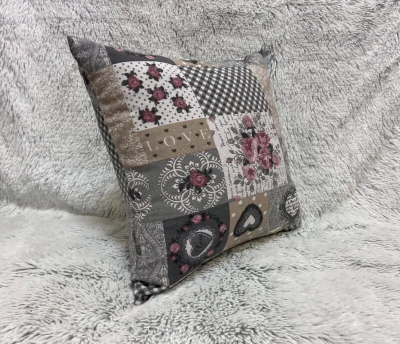 Povlak na polštář Loneta patchwork růžičky značky Škodák