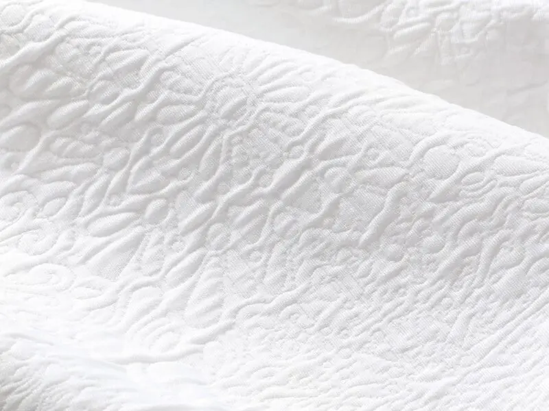 Přehoz na postel bílé ornamenty na bílé značky Škodák.