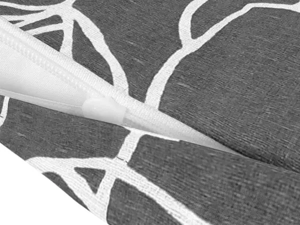 Bavlněný povlak na polštář bílé květy na tmavě šedé značky Škodák.