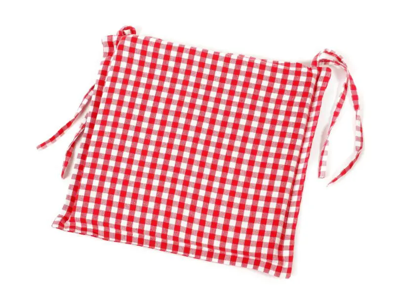 Podsedák kanafas s lemem červená malá kostka značky Škodák.
