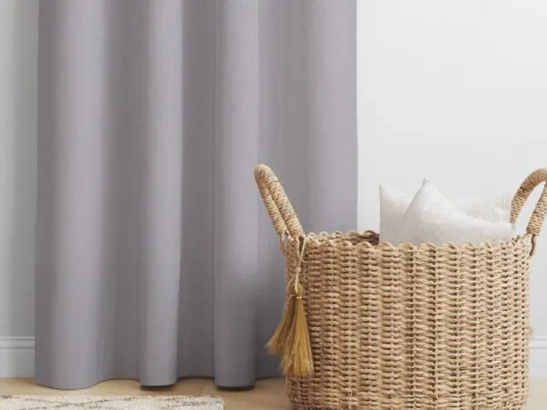 Zatemňovací závěs Blackout stříbrošedý značky Škodák.