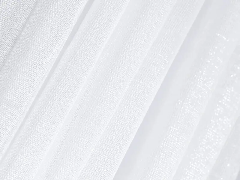 Bílá organza lesklá a hladká vzor 560 metráž značky Škodák