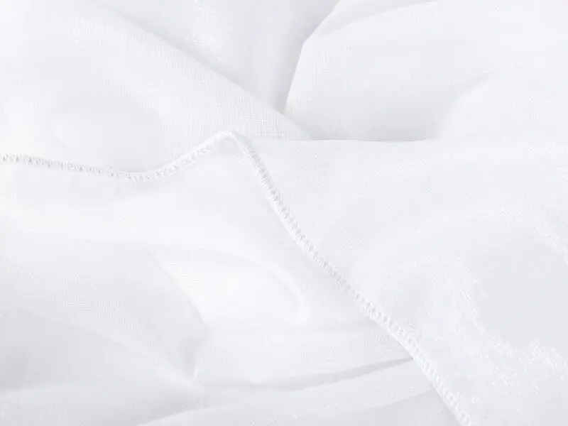 Bílá organza lesklá a hladká vzor 560 metráž značky Škodák