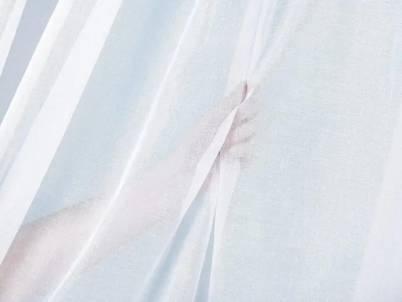 Bílá organza lesklá a hladká vzor 560 metráž značky Škodák