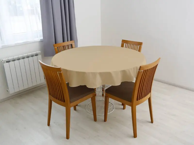 Bavlněný kulatý ubrus béžový značky Škodák.
