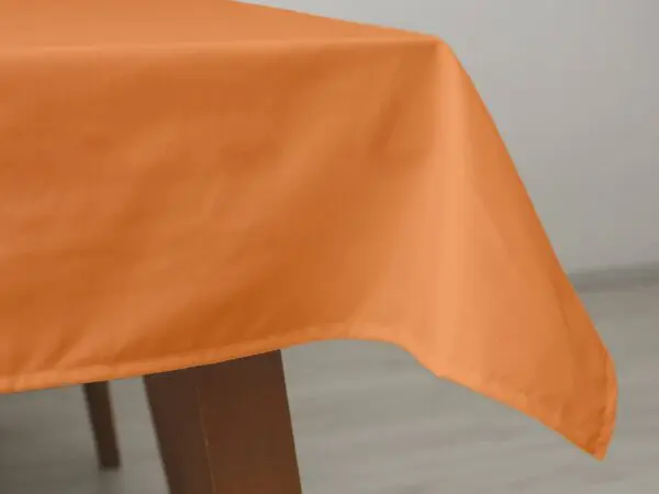 Bavlněný hranatý ubrus oranžový značky Škodák.
