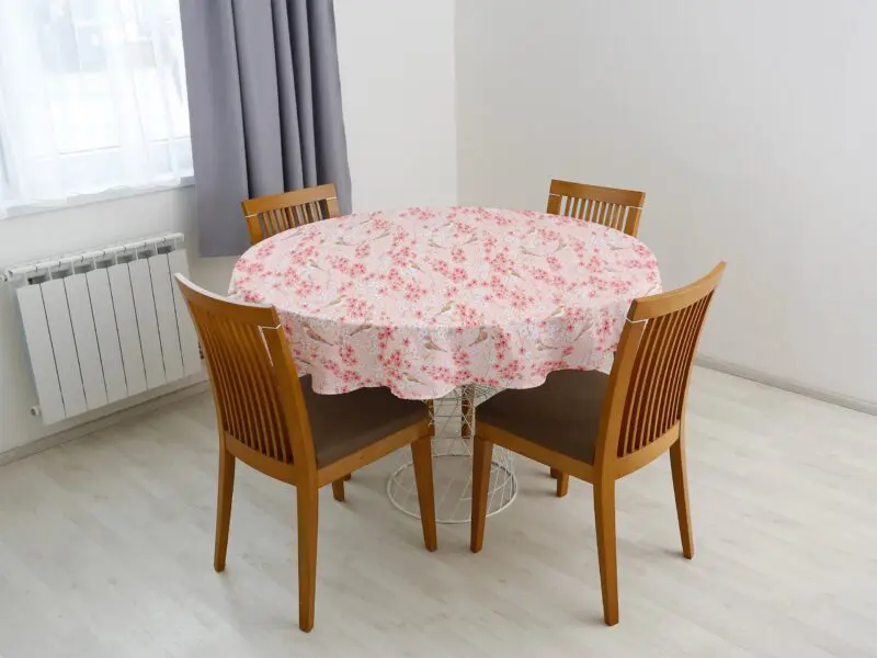 Bavlněný ubrus kulatý ptáčci s květinami značky Škodák