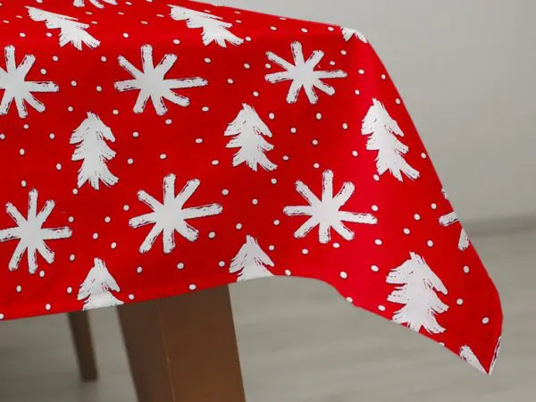 Vánoční bavlněný ubrus hranatý hvězdy a stromky na červené značky Škodák