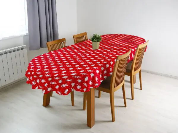Vánoční bavlněný ubrus oválný hvězdy a stromky na červené značky Škodák
