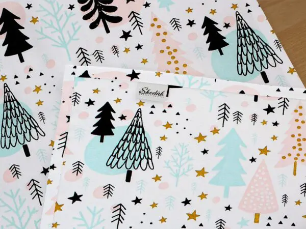 Vánoční bavlněný běhoun modré a růžové stromky značky Škodák