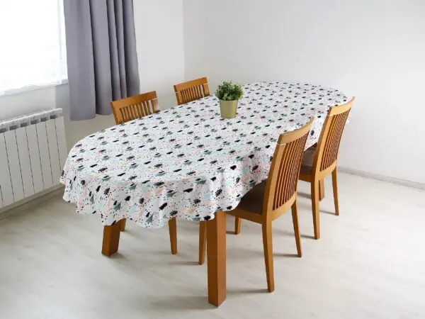 Vánoční bavlněný ubrus oválný modré a růžové stromky značky Škodák
