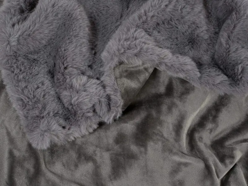 Luxusní deka tmavě šedá značky Škodák.