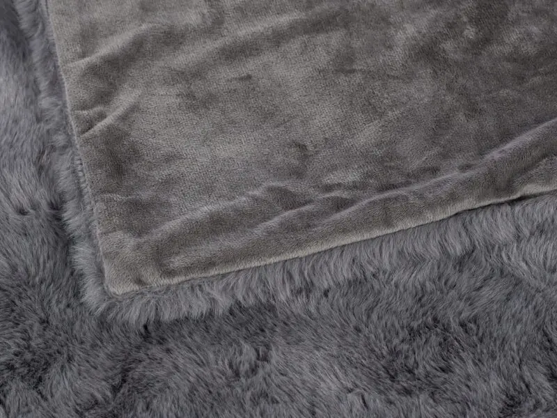 Luxusní deka tmavě šedá značky Škodák.