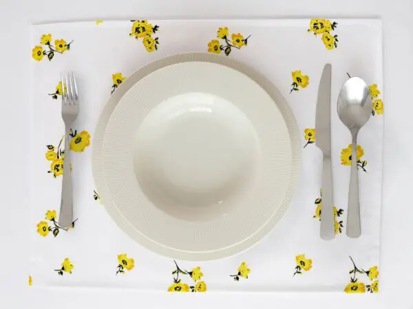 Bavlněné prostírání žluté květy na bílé značky Škodák